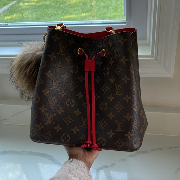 Louis Vuitton NeoNoe Shoulder Bag in Monogram Print with Poppy Red Accents - Picture 2 of 7